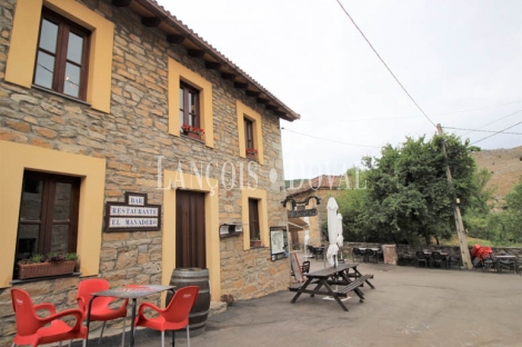 Casa restaurante tradicional de piedra en venta. León. Carrocera.