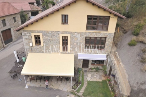 Casa restaurante tradicional de piedra en venta. León. Carrocera.