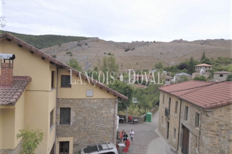 Casa restaurante tradicional de piedra en venta. León. Carrocera.