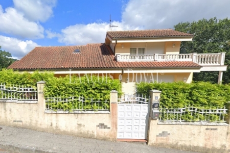 Caxidi. Cangas de Onís. Casa en venta con amplio jardín y piscina