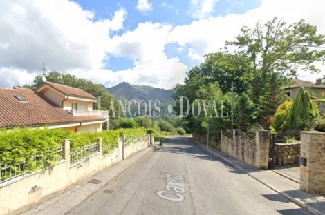 Caxidi. Cangas de Onís. Casa en venta con amplio jardín y piscina