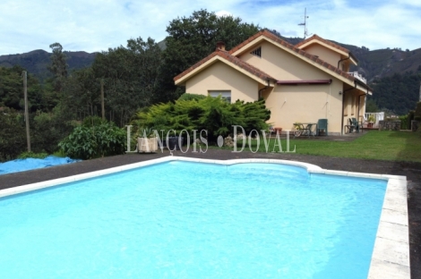 Caxidi. Cangas de Onís. Casa en venta con amplio jardín y piscina