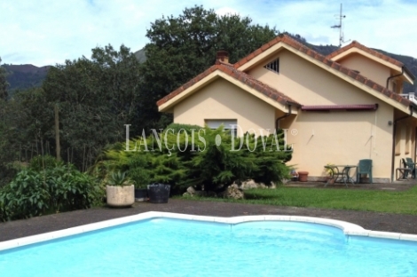 Caxidi. Cangas de Onís. Casa en venta con amplio jardín y piscina