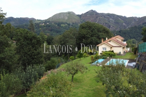 Caxidi. Cangas de Onís. Casa en venta con amplio jardín y piscina