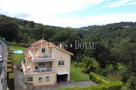 Caxidi. Cangas de Onís. Casa en venta con amplio jardín y piscina