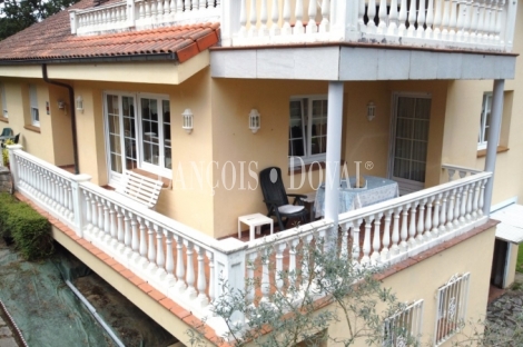 Caxidi. Cangas de Onís. Casa en venta con amplio jardín y piscina