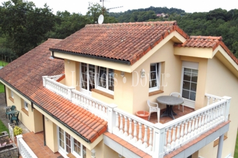 Caxidi. Cangas de Onís. Casa en venta con amplio jardín y piscina