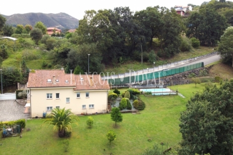 Caxidi. Cangas de Onís. Casa en venta con amplio jardín y piscina