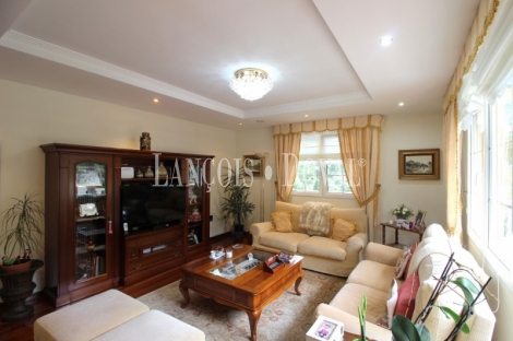 Caxidi. Cangas de Onís. Casa en venta con amplio jardín y piscina