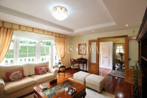 Caxidi. Cangas de Onís. Casa en venta con amplio jardín y piscina