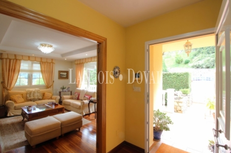 Caxidi. Cangas de Onís. Casa en venta con amplio jardín y piscina