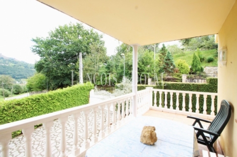 Caxidi. Cangas de Onís. Casa en venta con amplio jardín y piscina