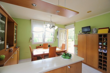 Caxidi. Cangas de Onís. Casa en venta con amplio jardín y piscina