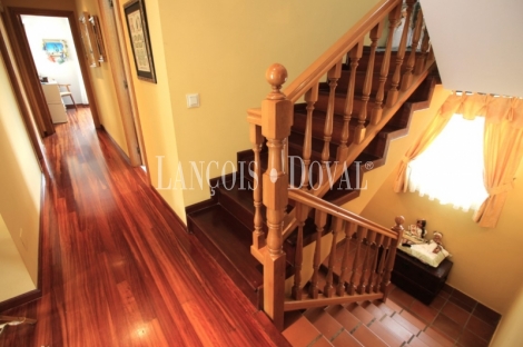 Caxidi. Cangas de Onís. Casa en venta con amplio jardín y piscina