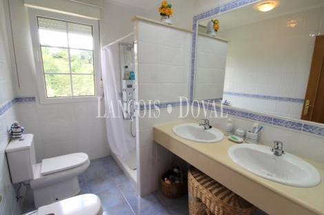 Caxidi. Cangas de Onís. Casa en venta con amplio jardín y piscina
