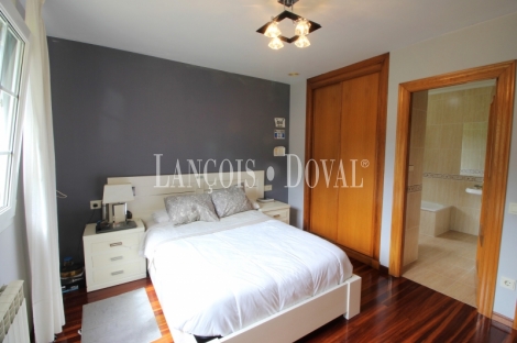 Caxidi. Cangas de Onís. Casa en venta con amplio jardín y piscina