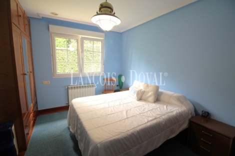 Caxidi. Cangas de Onís. Casa en venta con amplio jardín y piscina