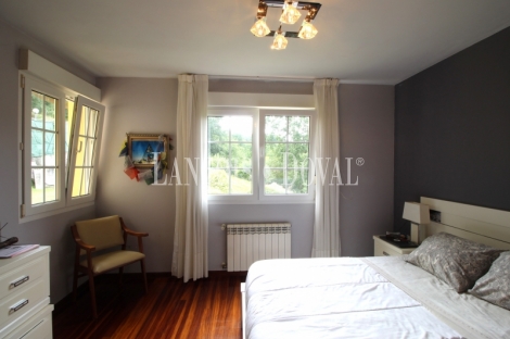 Caxidi. Cangas de Onís. Casa en venta con amplio jardín y piscina