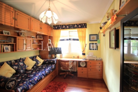Caxidi. Cangas de Onís. Casa en venta con amplio jardín y piscina