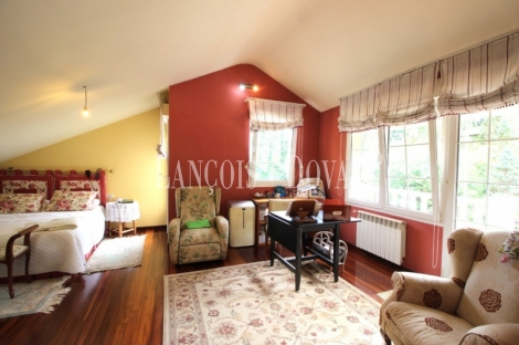 Caxidi. Cangas de Onís. Casa en venta con amplio jardín y piscina
