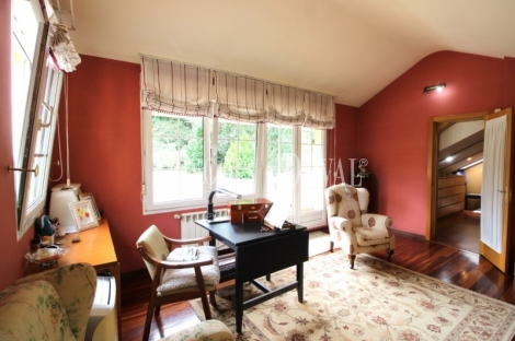 Caxidi. Cangas de Onís. Casa en venta con amplio jardín y piscina