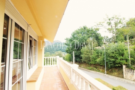 Caxidi. Cangas de Onís. Casa en venta con amplio jardín y piscina