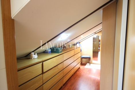 Caxidi. Cangas de Onís. Casa en venta con amplio jardín y piscina