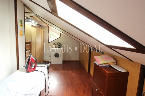 Caxidi. Cangas de Onís. Casa en venta con amplio jardín y piscina