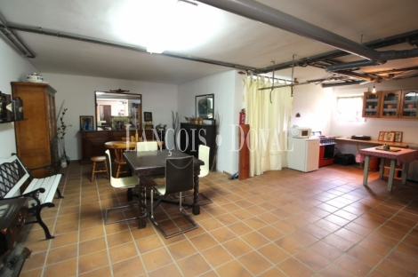 Caxidi. Cangas de Onís. Casa en venta con amplio jardín y piscina