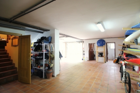 Caxidi. Cangas de Onís. Casa en venta con amplio jardín y piscina