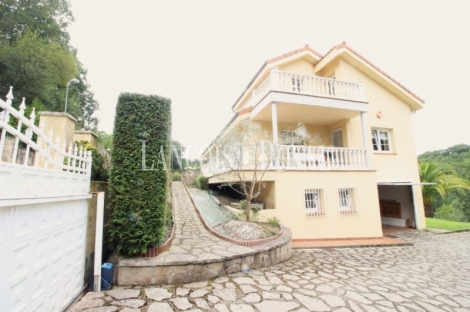 Caxidi. Cangas de Onís. Casa en venta con amplio jardín y piscina
