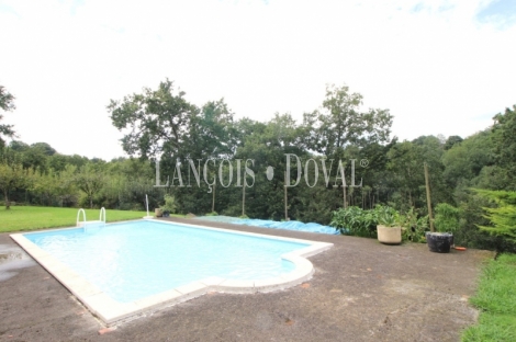 Caxidi. Cangas de Onís. Casa en venta con amplio jardín y piscina