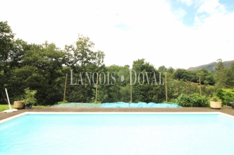 Caxidi. Cangas de Onís. Casa en venta con amplio jardín y piscina