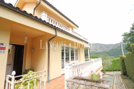 Caxidi. Cangas de Onís. Casa en venta con amplio jardín y piscina