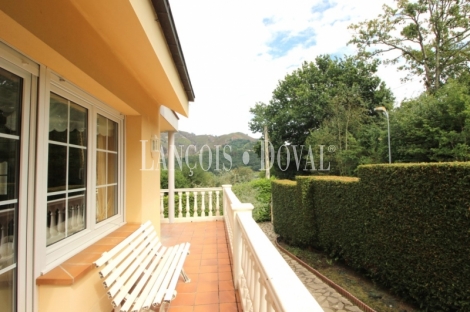 Caxidi. Cangas de Onís. Casa en venta con amplio jardín y piscina