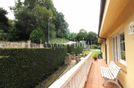 Caxidi. Cangas de Onís. Casa en venta con amplio jardín y piscina