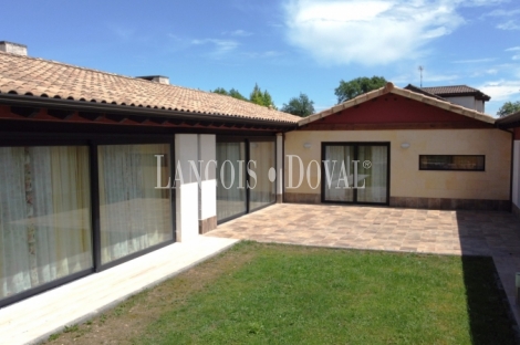  Llanes. La Pereda. Exclusivo Chalet de diseño en venta con vistas a la montaña.