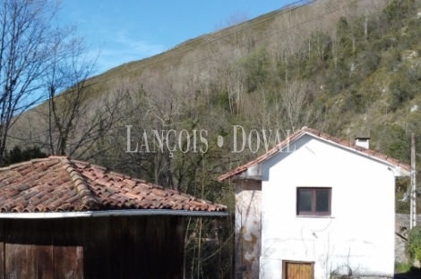 Casa rústica tradicional de pueblo en venta cerca Covadonga. Cangas de Onís.