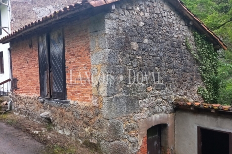 Casa rústica tradicional de pueblo en venta cerca Covadonga. Cangas de Onís.