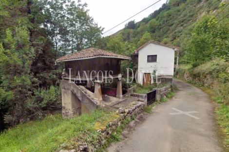 Casa rústica tradicional de pueblo en venta cerca Covadonga. Cangas de Onís.