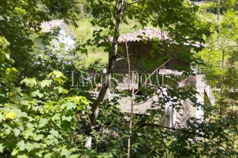 Casa rústica tradicional de pueblo en venta cerca Covadonga. Cangas de Onís.