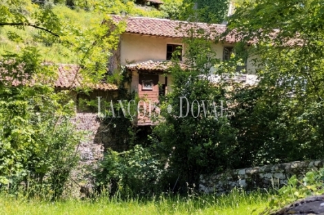 Casa rústica tradicional de pueblo en venta cerca Covadonga. Cangas de Onís.