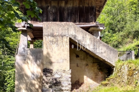 Casa rústica tradicional de pueblo en venta cerca Covadonga. Cangas de Onís.