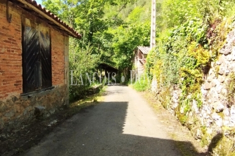 Casa rústica tradicional de pueblo en venta cerca Covadonga. Cangas de Onís.