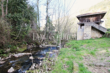 Casa rústica tradicional de pueblo en venta cerca Covadonga. Cangas de Onís.