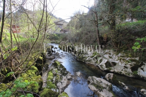 Casa rústica tradicional de pueblo en venta cerca Covadonga. Cangas de Onís.