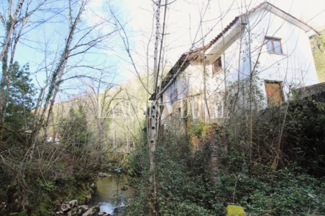 Casa rústica tradicional de pueblo en venta cerca Covadonga. Cangas de Onís.
