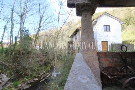 Casa rústica tradicional de pueblo en venta cerca Covadonga. Cangas de Onís.