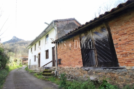 Casa rústica tradicional de pueblo en venta cerca Covadonga. Cangas de Onís.