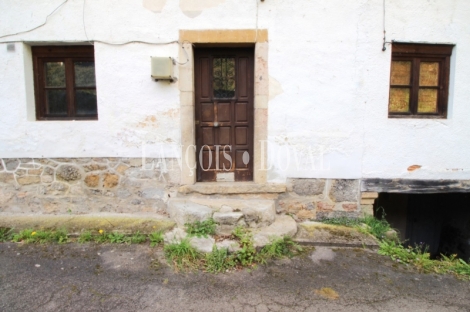 Casa rústica tradicional de pueblo en venta cerca Covadonga. Cangas de Onís.